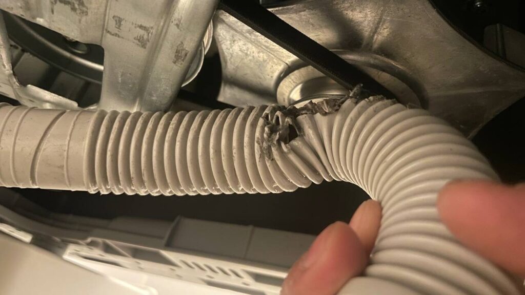 洗濯機排水ホースの亀裂