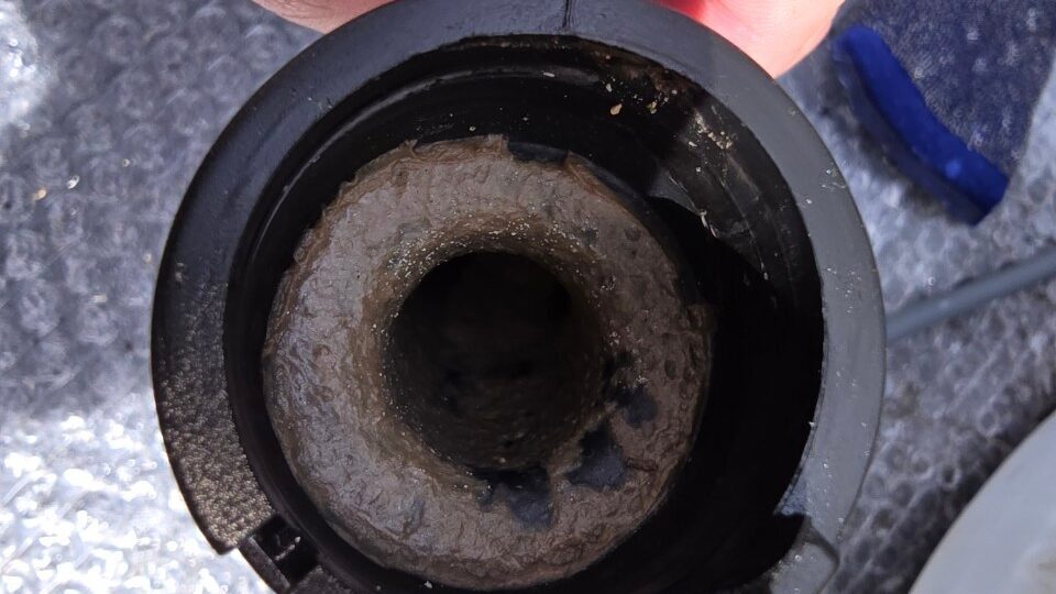 洗濯機内部の排水ホース詰まり
