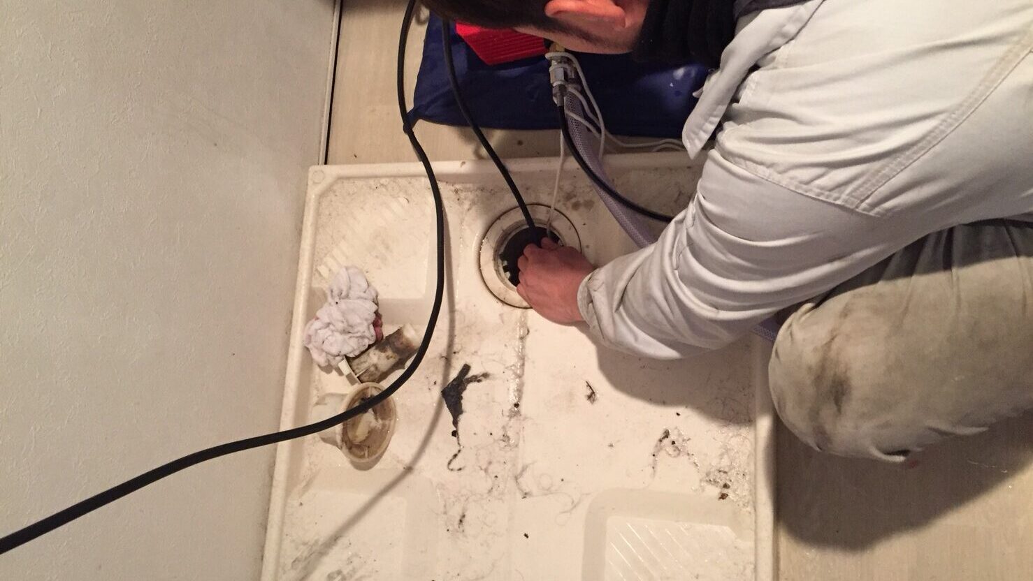 洗濯機の排水口に高圧洗浄清掃