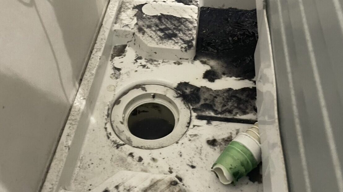 洗濯機排水口の詰まり清掃