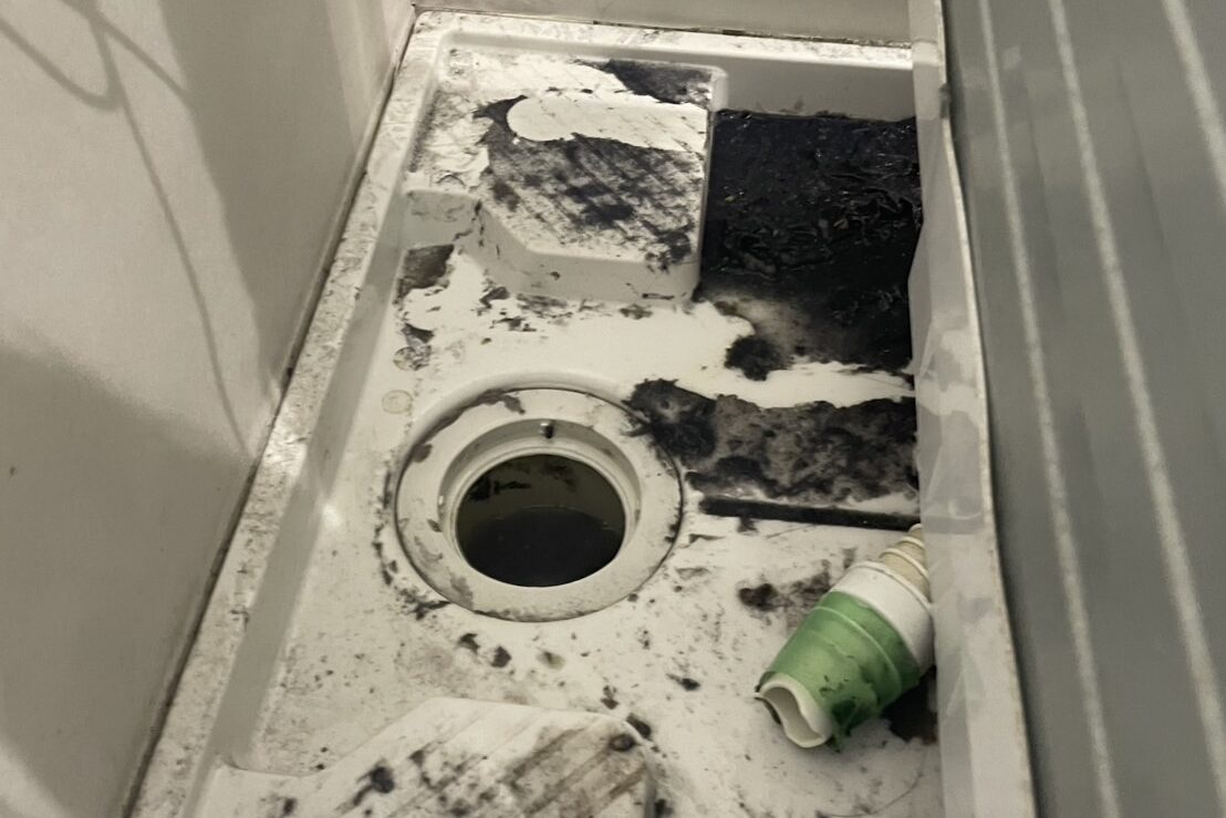 洗濯機排水口の詰まり清掃