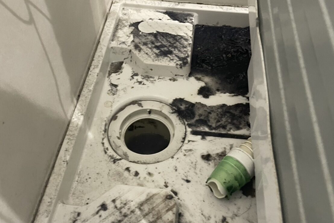 洗濯機排水口の詰まり清掃