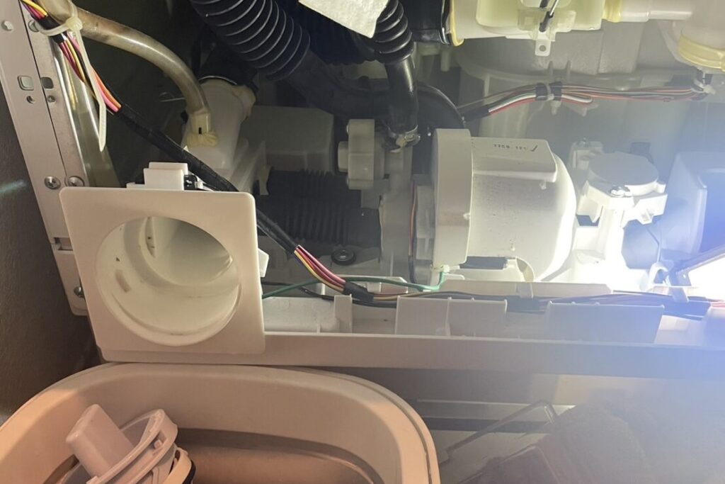 シャープ洗濯機　内部排水周り分解