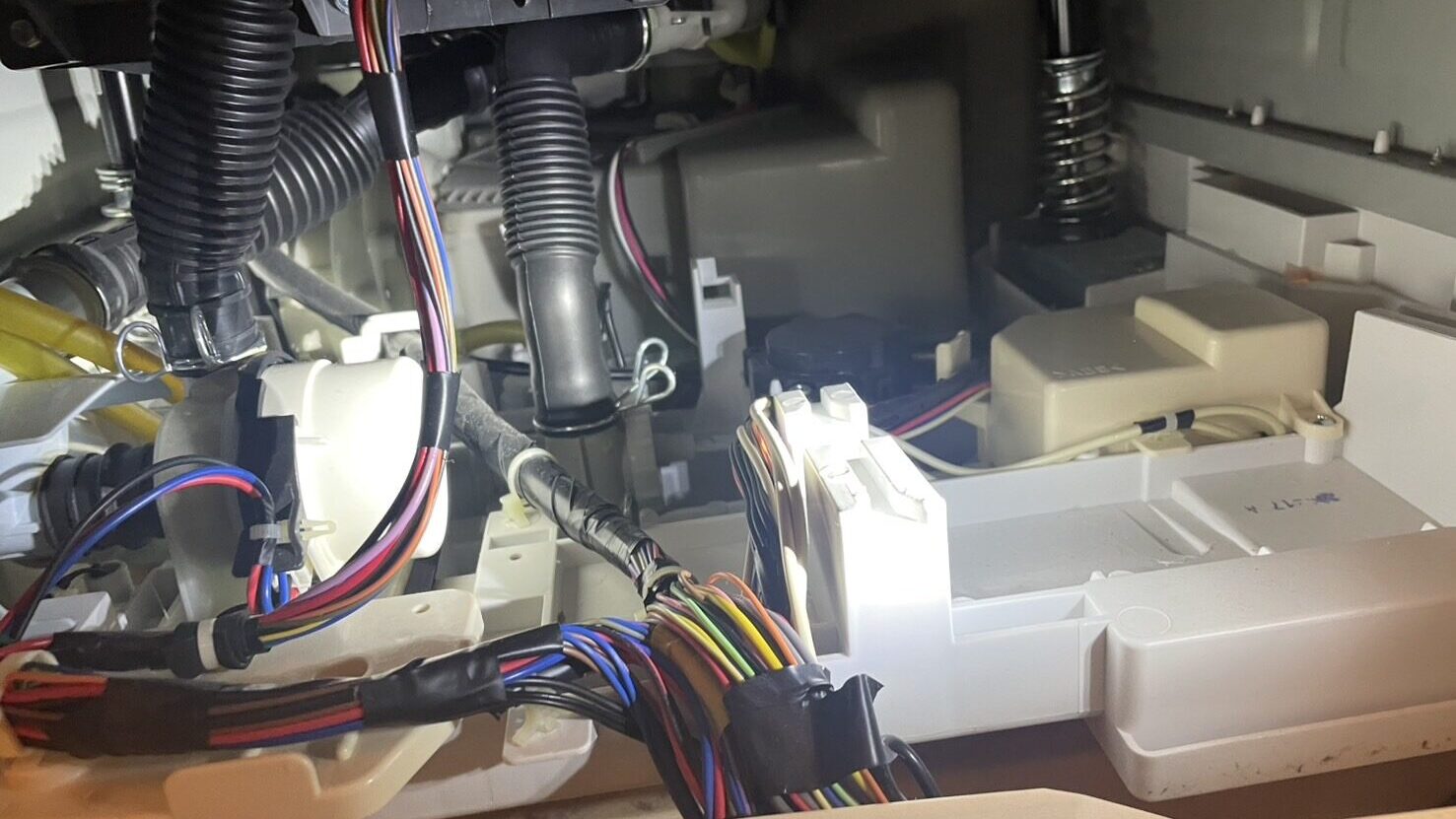 東芝ドラム式洗濯機排水側分解写真