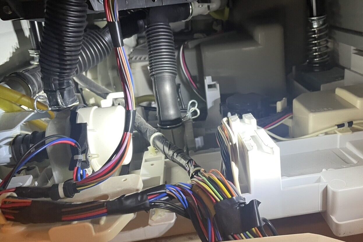 東芝ドラム式洗濯機排水側分解写真