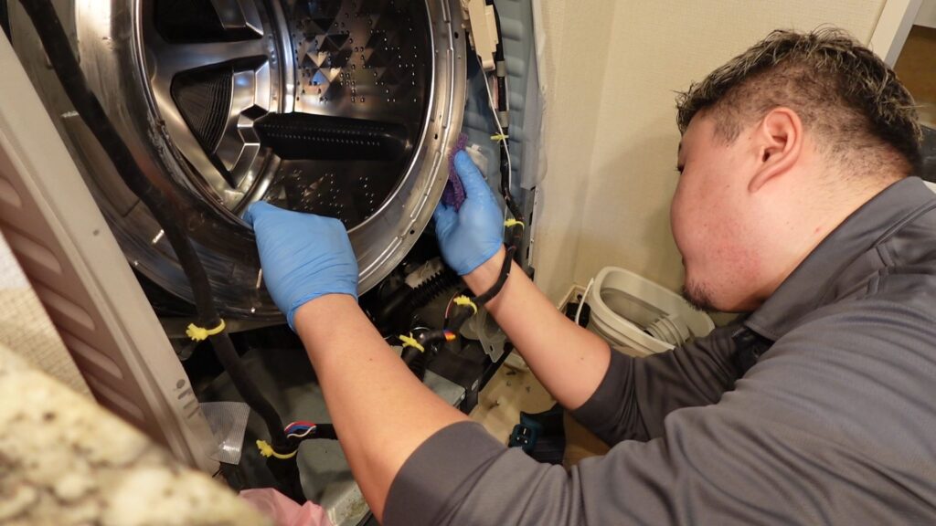 洗濯機の分解クリーニングの様子