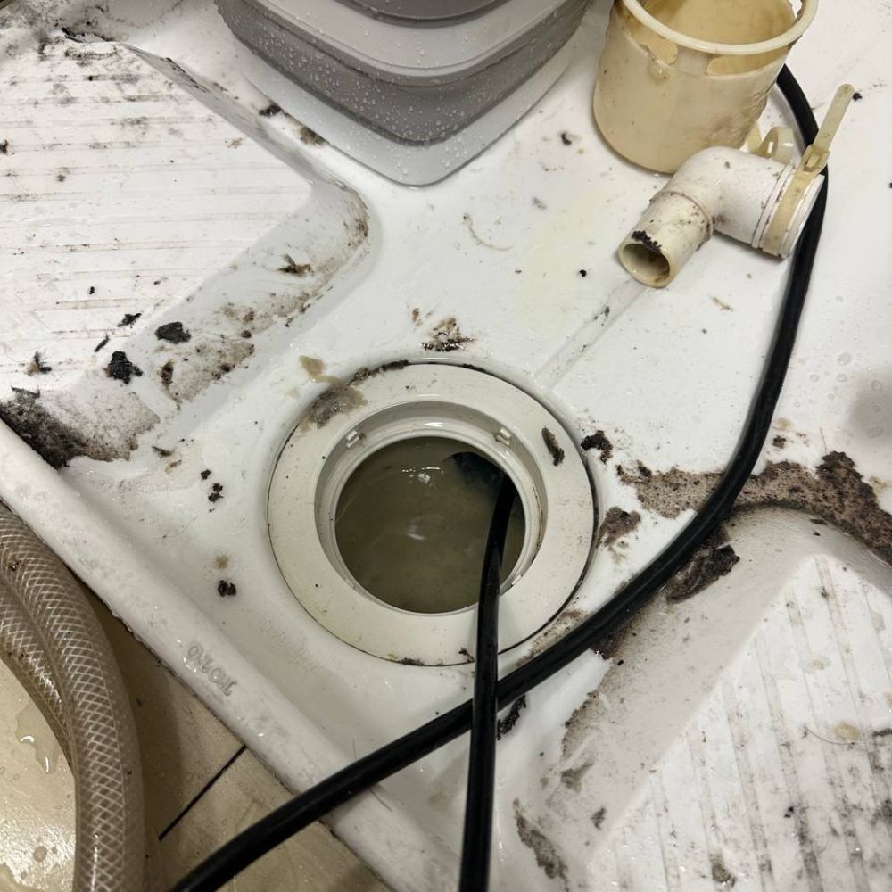 洗濯機を取り外しての高圧洗浄機の様子