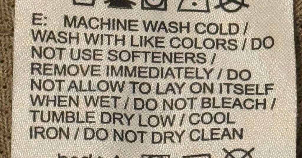 記号の上下に書かれている「英語の注意書き」